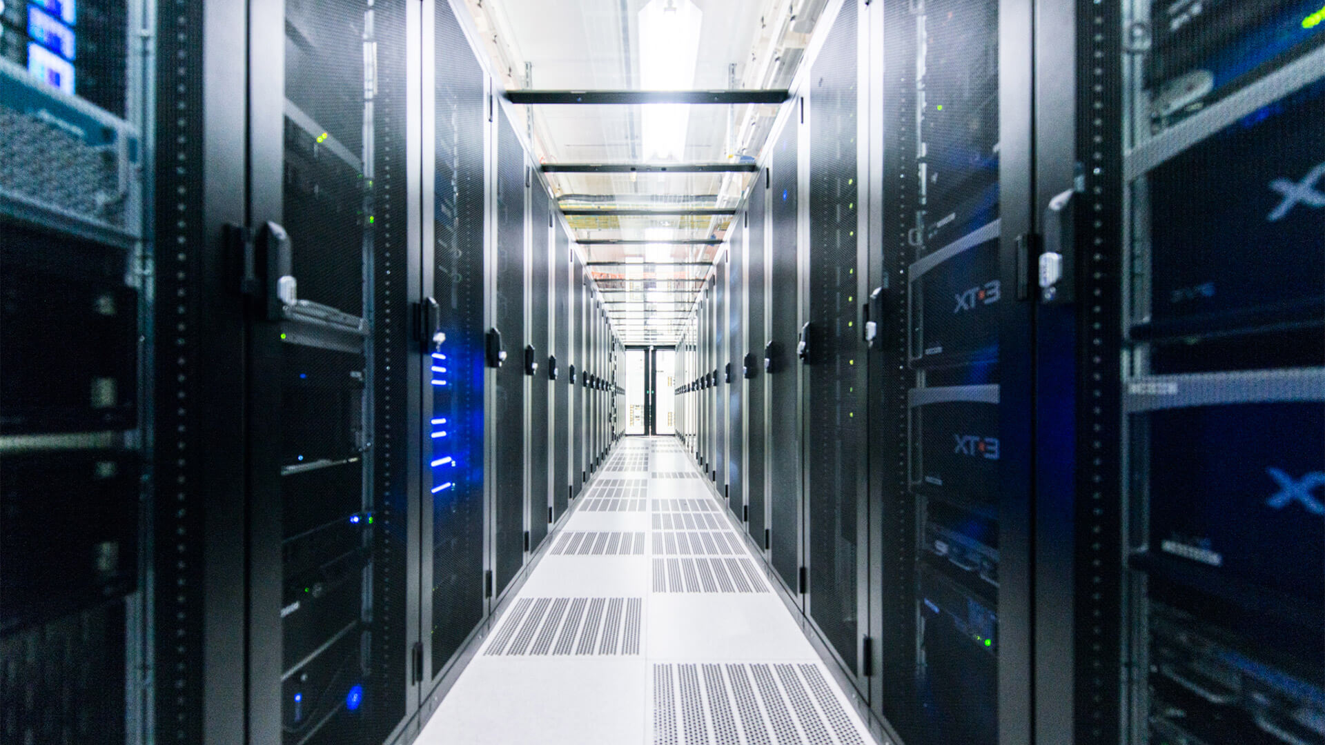 ISO 27001 چارچوبی را فراهم می کند تا از اطلاعات به شیوه ای سیستماتیک و مقرون به صرفه، از طریق اتخاذ یک سیستم مدیریت امنیت اطلاعات (ISMS) محافظت شود.. به کمک این استاندارد سازمان ها؛ محرمانه بودن، یکپارچگی و در دسترس بودن اطلاعات و همچنین انطباق قانونی را تضمین می کنند.